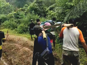Pasien Ditandu di Desa Kopeang Mamuju