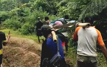 Pilu, Pasien Ditandu 12 Jam dari Kopeang Mamuju karena Akses Jalan