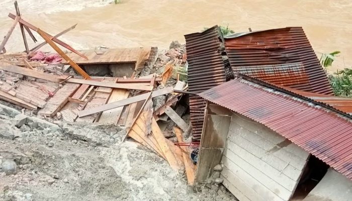 Dua Rumah di Mamasa Ambruk Akibat Longsor