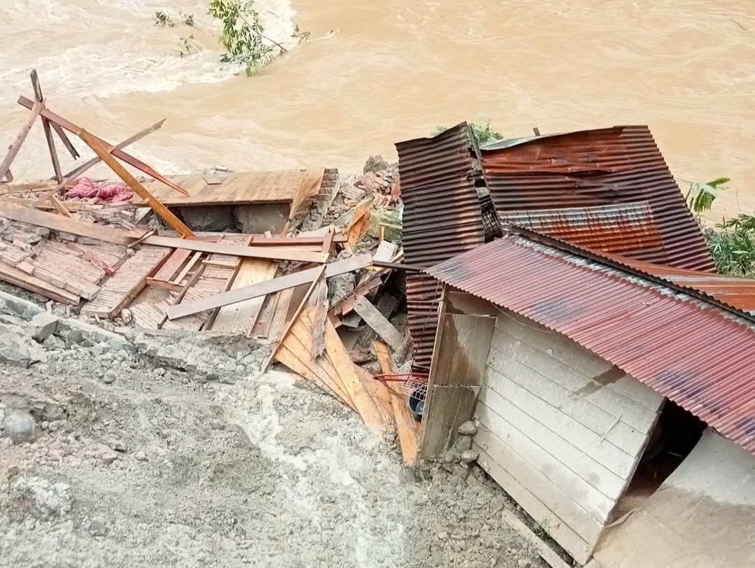 Rumah warga di Messawa Mamasa Ambruk