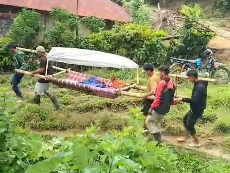 Warga Sakit di Kalumpang Ditandu