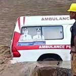 Ambulance-Puskesmas-Karama-Kalumpang-terjebak-banjir.
