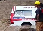 Mobil Ambulance Dari Puskesmas Karama Nyaris Tersapu Banjir Saat Terobos Sungai