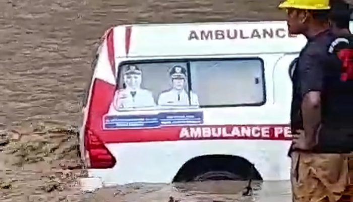 Mobil Ambulance Dari Puskesmas Karama Nyaris Tersapu Banjir Saat Terobos Sungai