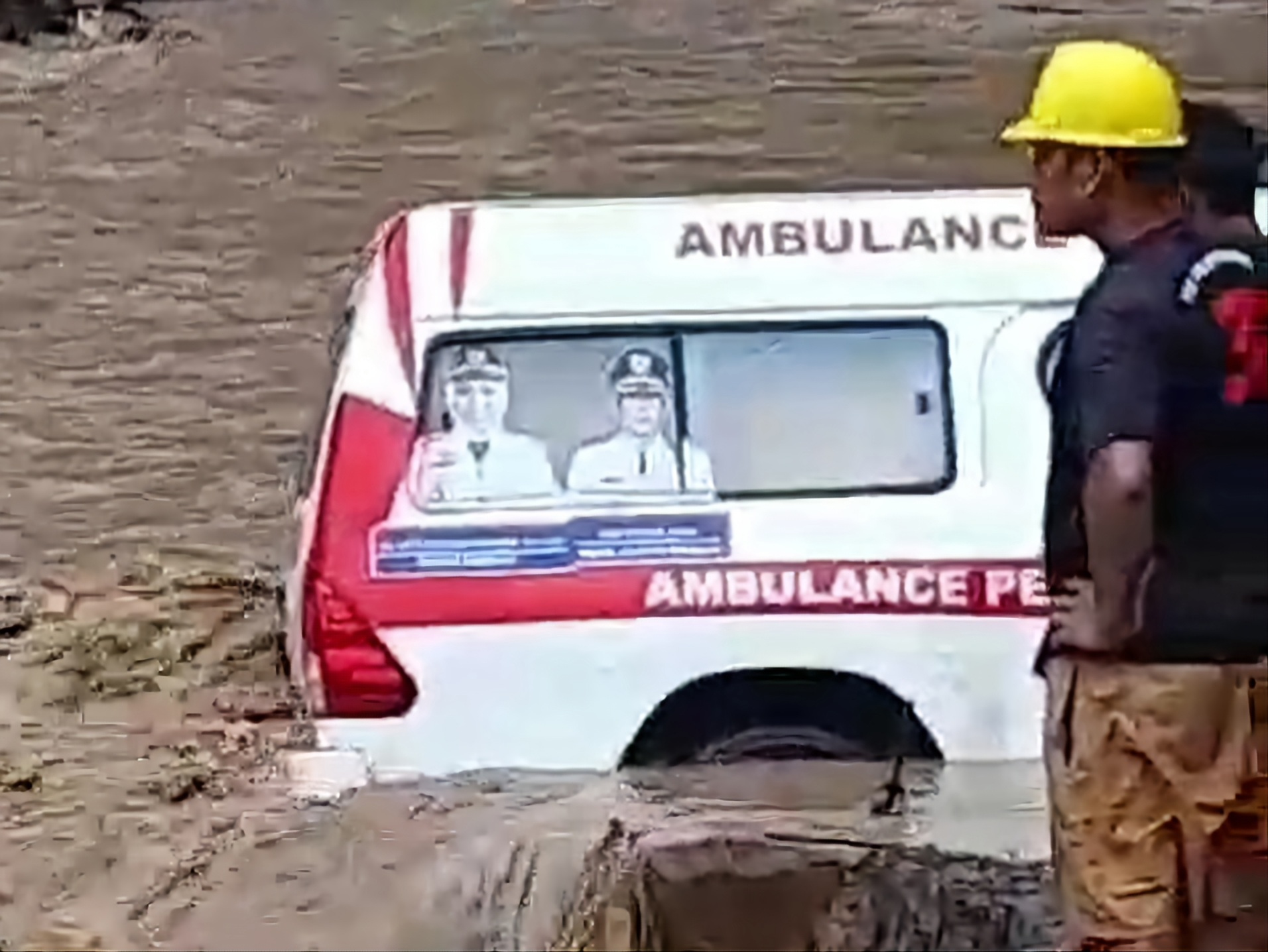 Ambulance-Puskesmas-Karama-Kalumpang-terjebak-banjir.