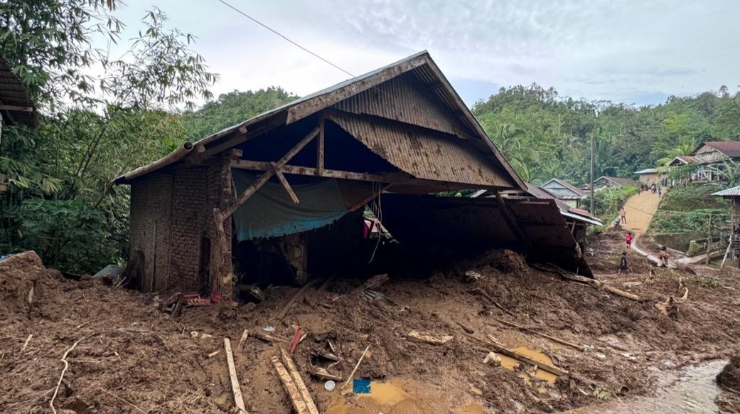 Rumah dihantam longsor di Mamuju