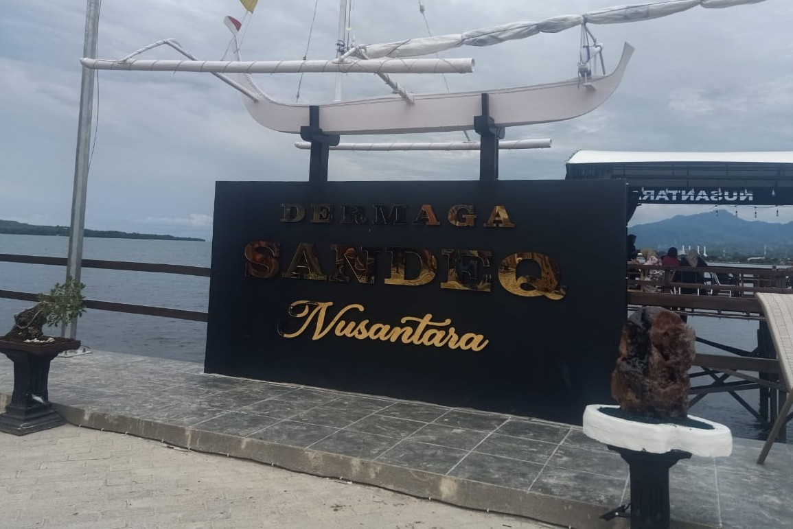 Dermaga Sandeq Cafe Mamuju