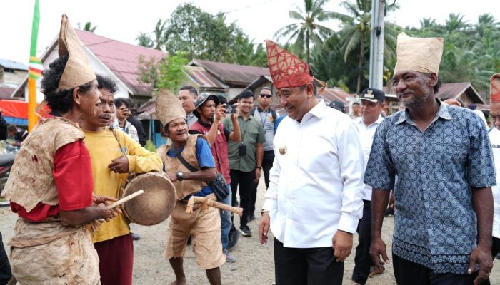 Tarian Me’aju Sambut Pj Gubernur Bahtiar di Suku Bunggu