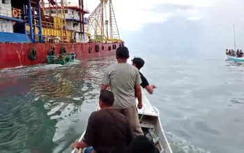 Warga Karossa Hadang Kapal Tambang Pasir, Desak Perusahaan Angkat Kaki