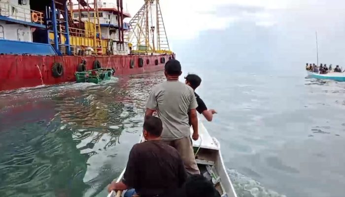 Warga Karossa Hadang Kapal Tambang Pasir, Desak Perusahaan Angkat Kaki