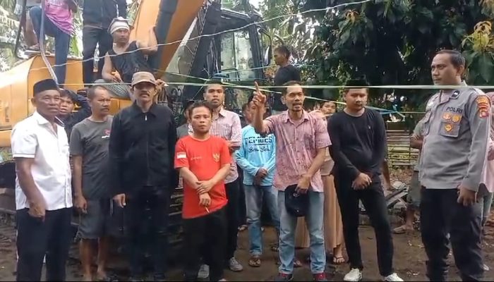 Penolakan Tambang Pasir Kian Masif, Warga Kalukku Segel Alat Berat Perusahaan