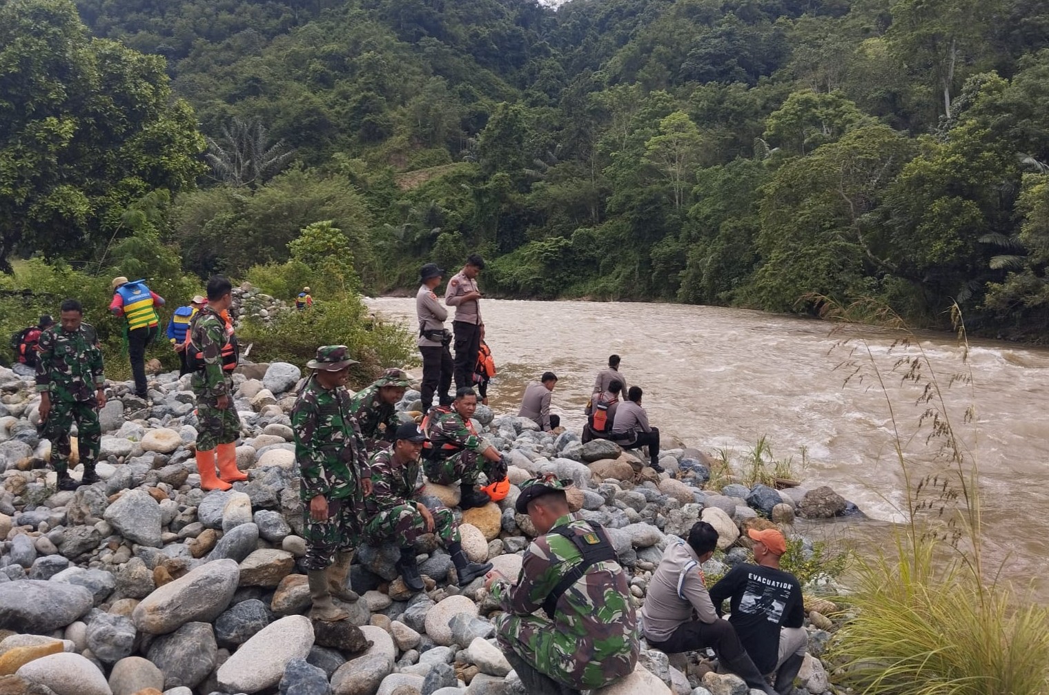 Hilang Terseret Sungai Mamasa