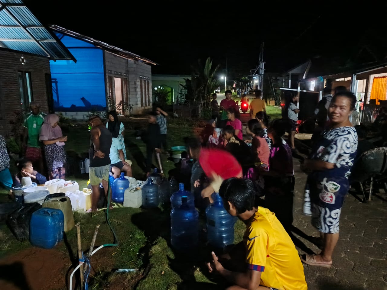 Warga Pulau Karampuang Atri Air Bersih