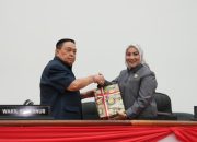 Wagub Sulbar Salim S Mengga Serahkan LKPJ 2024 ke DPRD