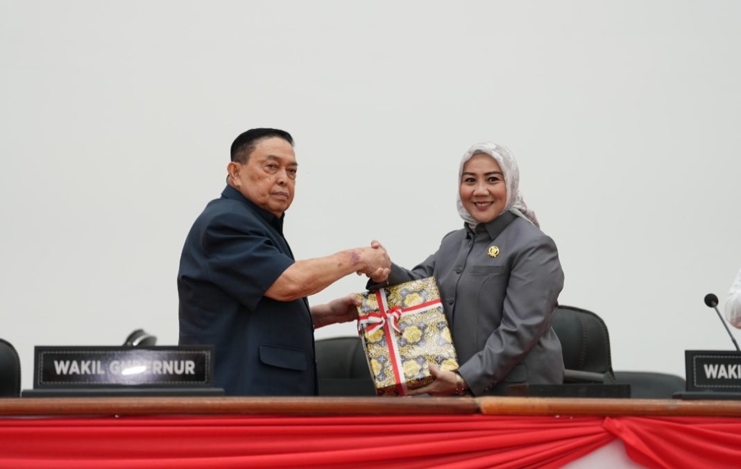Wagub Sulbar Salim S Mengga Serahkan LKPJ 2024 ke DPRD