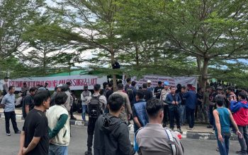Massa Aliansi Rakyat Sukbar Tolak Tambang Pasir, mendirikan posko dan tenda di Halaman Kantor Gubernur. (Foto : Sugiarto/Mekora.id)