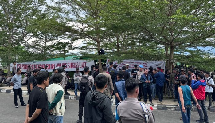 Tak Ditemui Gubernur Sulbar, Massa Aliansi Tolak Tambang Dirikan Tenda