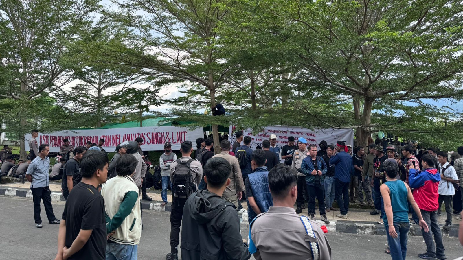 Massa Aliansi Rakyat Sukbar Tolak Tambang Pasir, mendirikan posko dan tenda di Halaman Kantor Gubernur. (Foto : Sugiarto/Mekora.id)