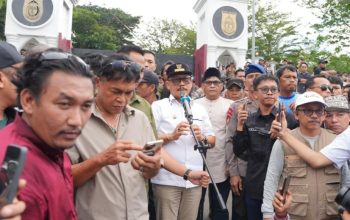 Temui Massa, Gubernur Sulbar Janji Evaluasi Semua Izin Tambang