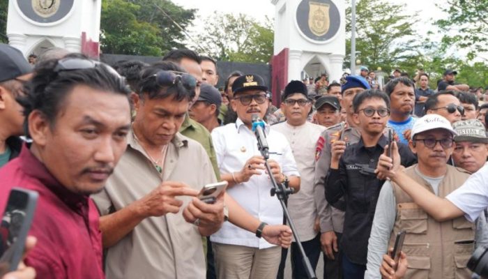 Temui Massa, Gubernur Sulbar Janji Evaluasi Semua Izin Tambang