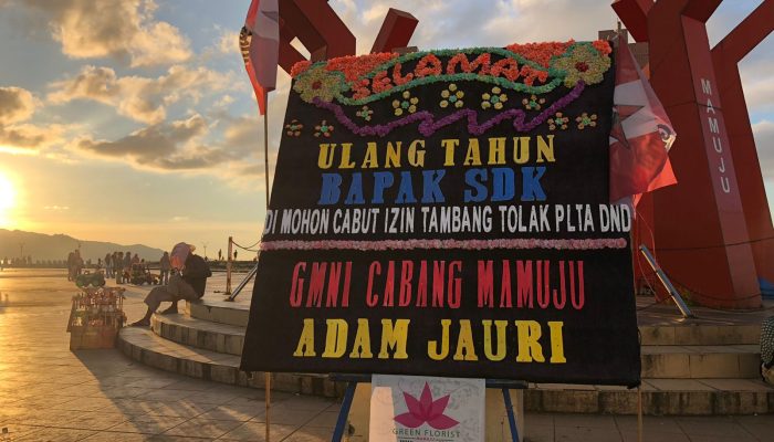 GMNI Mamuju Hadiahkan Gubernur Sulbar Karangan Bunga Berisi Tuntutan : Cabut Izin Tambang dan Tolak PLTA DND