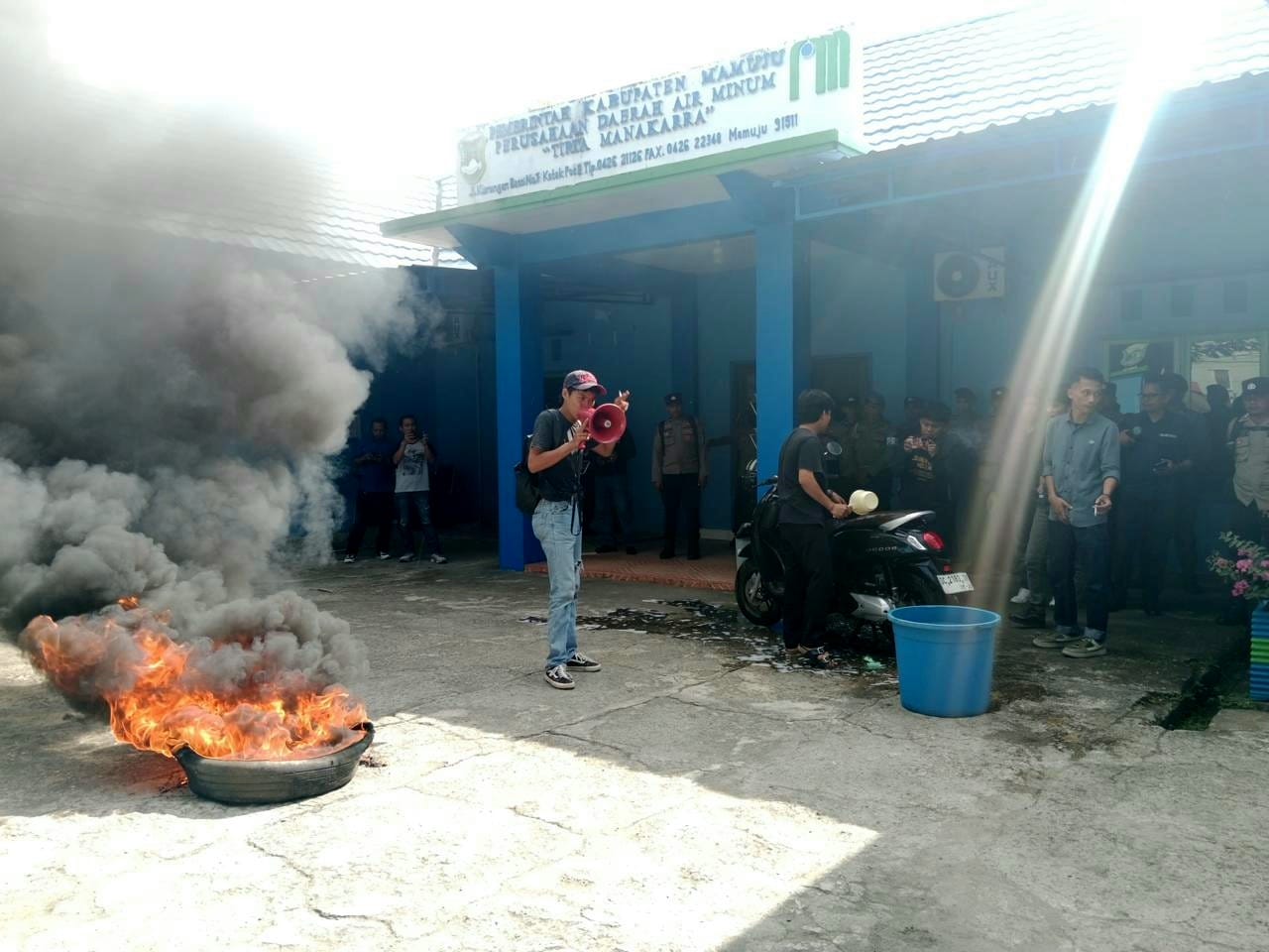 PDAM Mamuju di demo