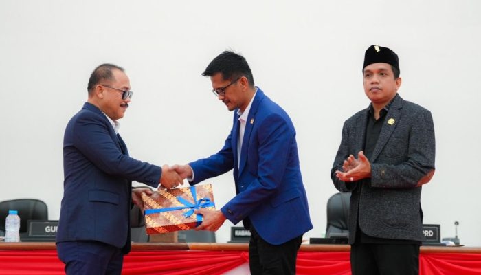 Gubernur Sulbar Serahkan Ranperda Pertanggungjawaban APBD 2024 ke DPRD, Realisasi Capai 99,81 Persen