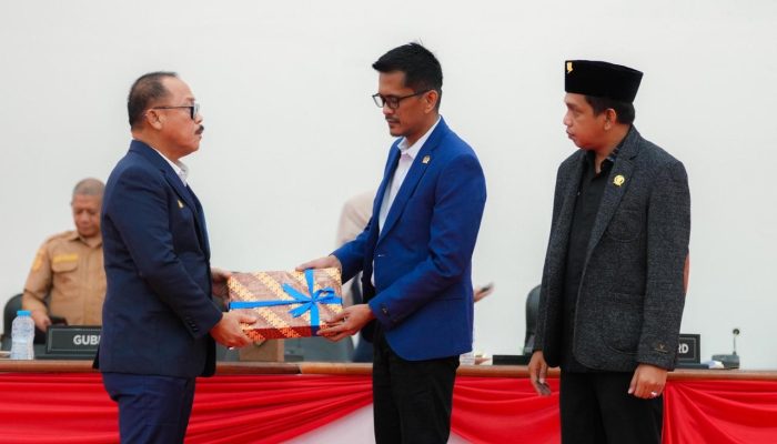 DPRD Sulbar Terima Ranperda Pertanggungjawaban APBD 2024 dari Gubernur