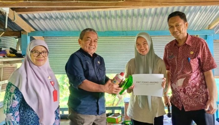 Pemprov Sulbar Serahkan Bantuan Bibit Sayuran untuk Komunitas Petani Perempuan di Majene