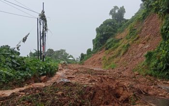 Breaking News : Longsor Tutup Jalan Trans Sulawesi di Salubarana Mamuju Tengah