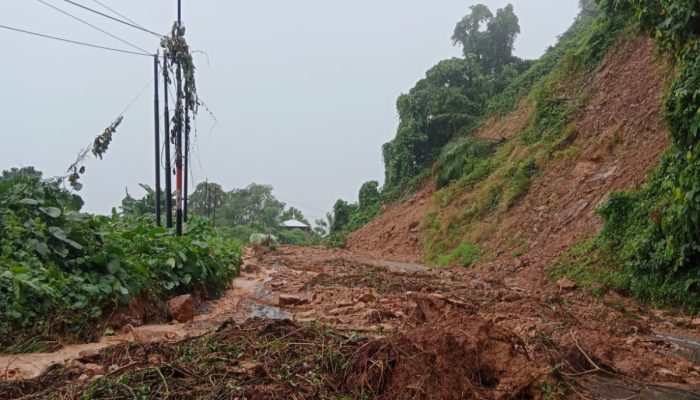 Breaking News : Longsor Tutup Jalan Trans Sulawesi di Salubarana Mamuju Tengah