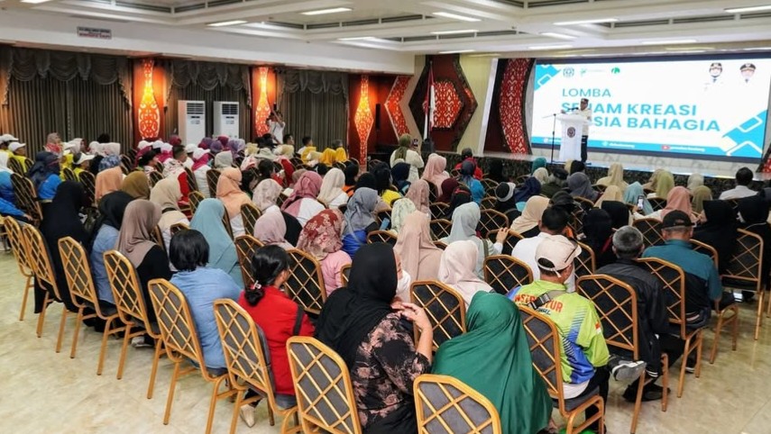 Pembukaan lomba senam kreasi lansia bahagia oleh Wakil Wali Kota Bontang, Agus Haris.