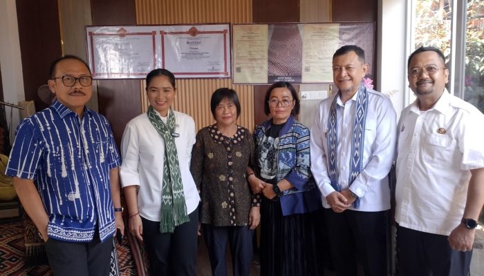 Wamenpar RI dan Gubernur Sulbar Tinjau Rumah Tenun Ulukarua, Dorong Promosi Tenun Sekomandi