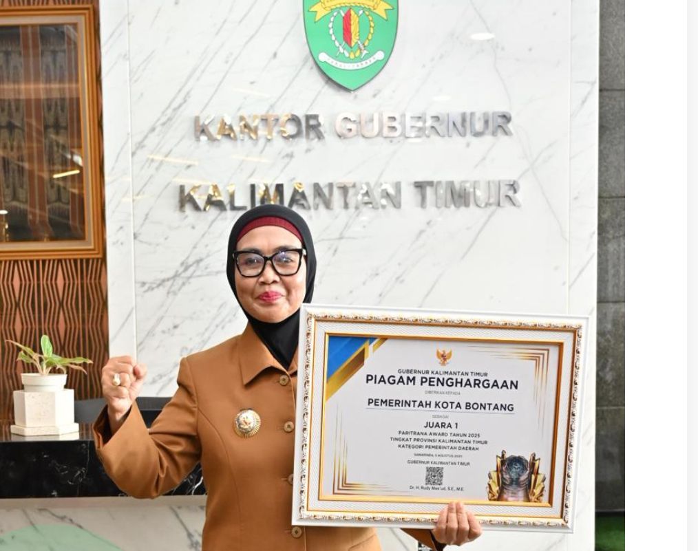 Wali Kota Bontang, Neni Moerniaeni saat menerima piagam penghargaan.