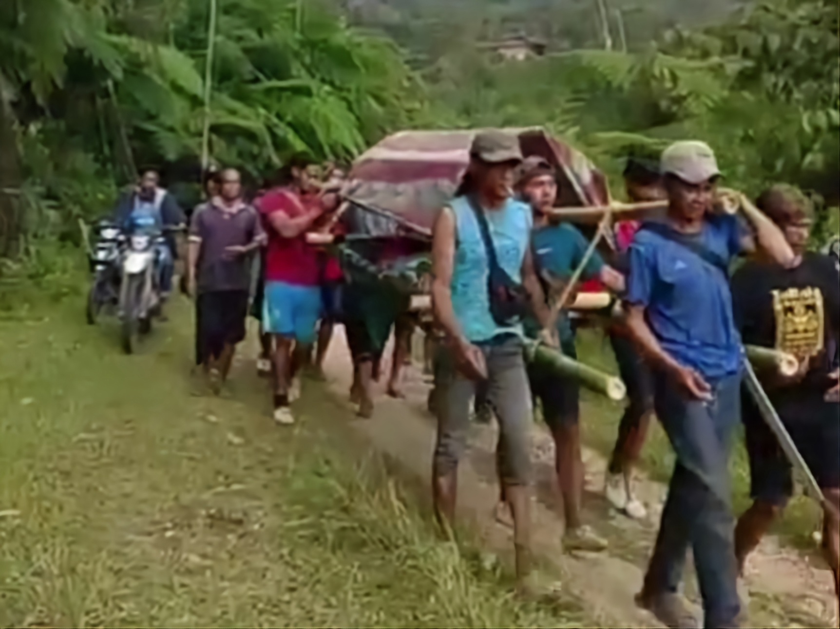 Warga Sakit di Kalumpang Ditandu