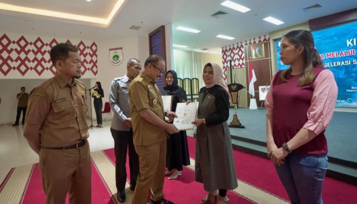 Pemprov Sulawesi Barat Serahkan 66 Sertifikat Merek Dagang untuk UMKM