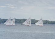 Gubernur Sulbar Saksikan 55 Perahu Sandeq Merapat di Garis Finis Etape IV Sandeq Silumba 2025