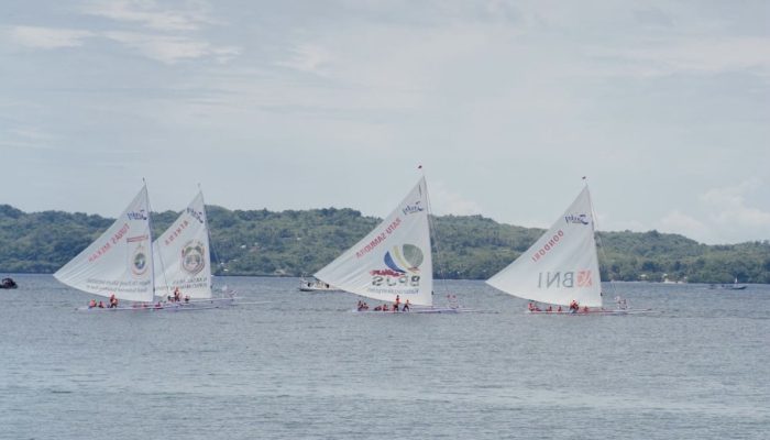 Gubernur Sulbar Saksikan 55 Perahu Sandeq Merapat di Garis Finis Etape IV Sandeq Silumba 2025