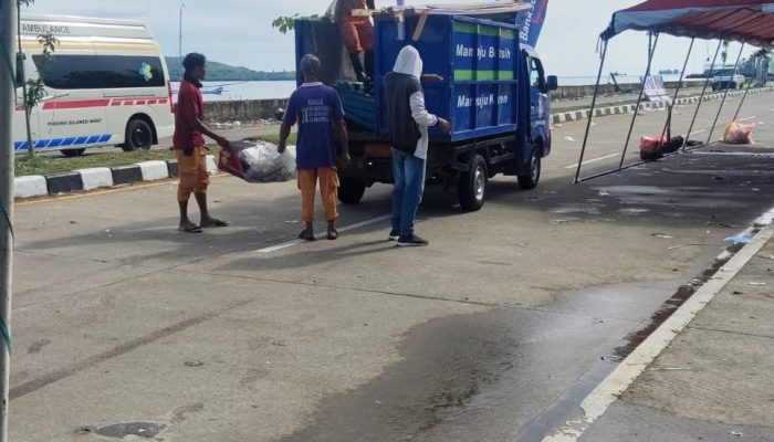 Atas Arahan Gubernur, DLHK Mamuju Kawal Kebersihan Jalan Arteri Selama Event Sandeq Silumba 2025
