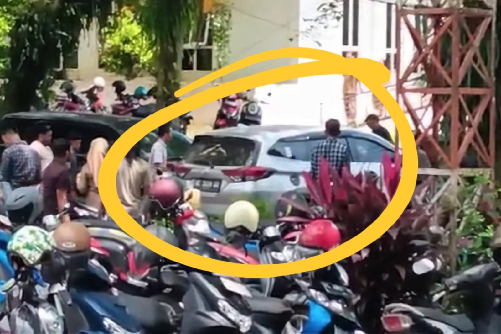 Bupati Mamuju tinggalkan kantor