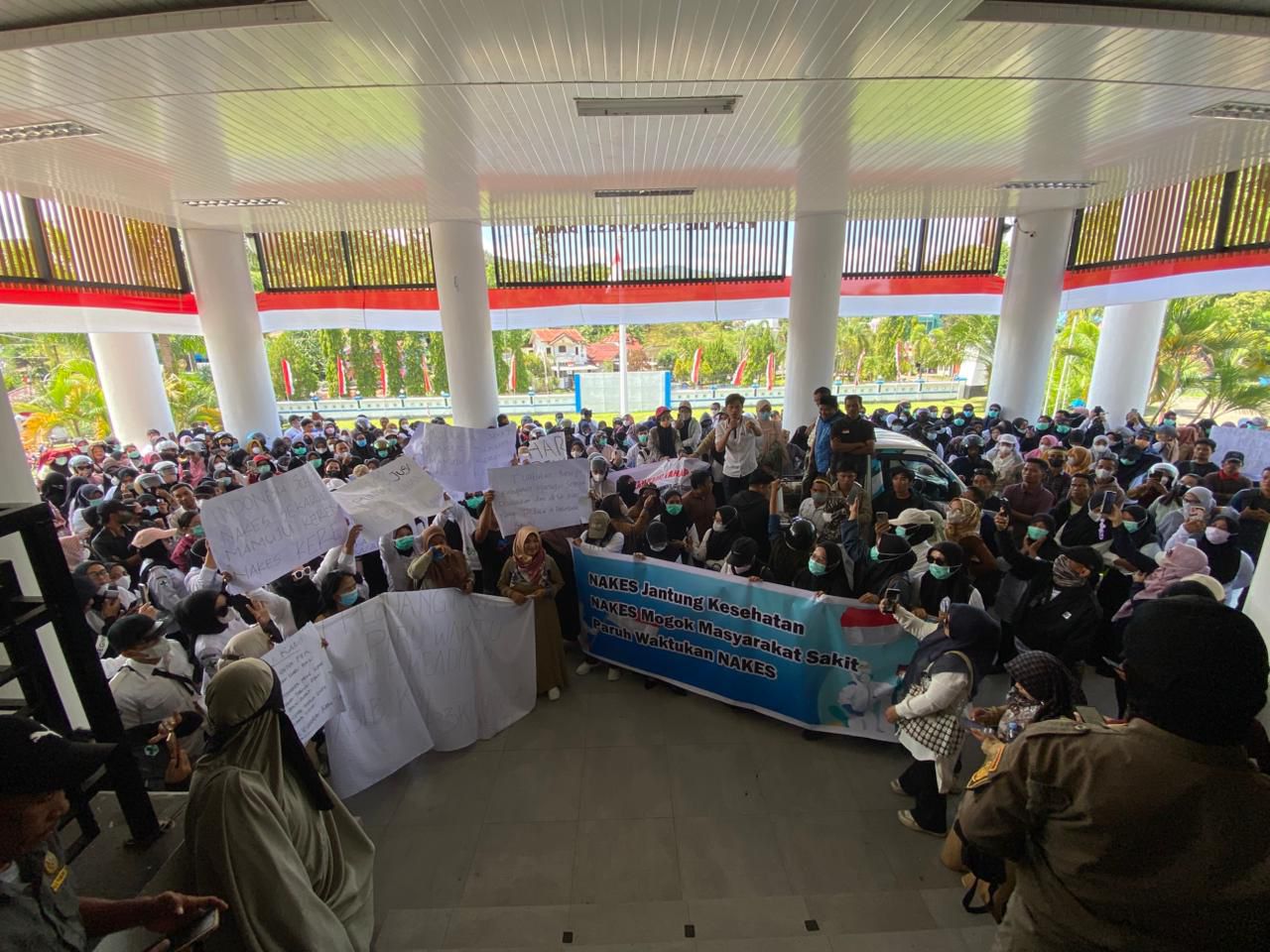 Ribuan Tenaga Kontrak di Mamuju unjuk rasa di depan Kantor Bupati, Senin (15/9/2025). (Foto : Yudi/mekora.id)