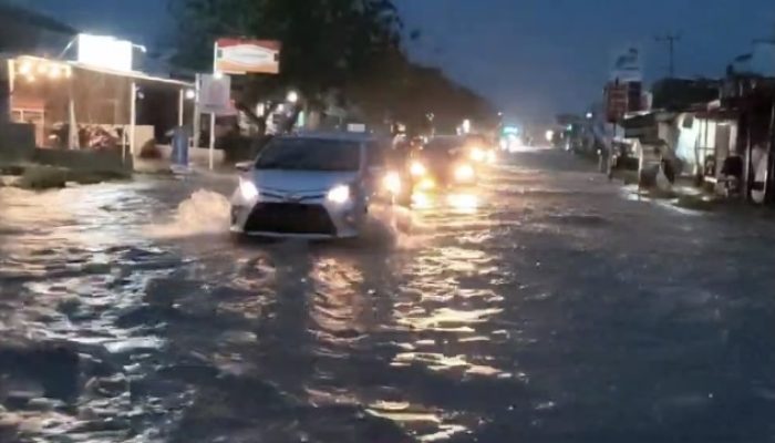 Hujan Lebat, Jalan Trans Sulawesi di Majene Terendam Banjir