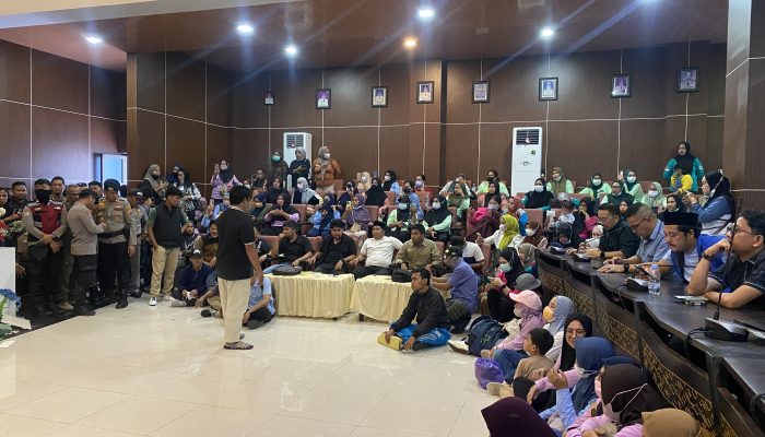 Rapat DPRD Mamuju dengan Ratusan Tenaga Kontrak Berlangsung Tegang, Bupati Absen