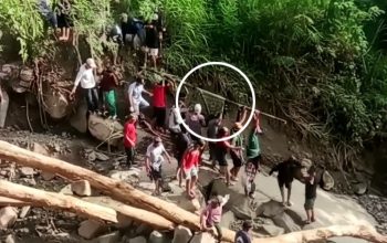 Ibu Hamil ditandu di Desa Puppu Uring Polman