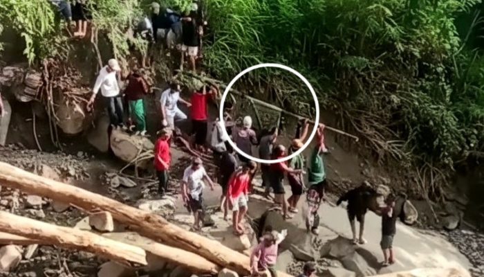Jalan Longsor, Ribuan Warga Terisolasi Hingga Ibu Hamil di Puppu Uring Polman Terpaksa Ditandu Lewati Jurang