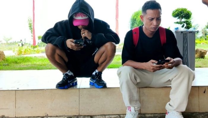 Penyanyi “Tabola Bale” Jacson Zeran Ketinggalan Pesawat di Bandara Tampa Padang di Mamuju
