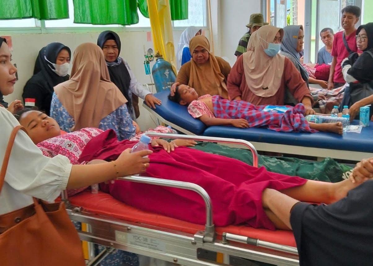 Puluhan siswa dilarikan ke Puskesma Tapalang, Mamuju.
