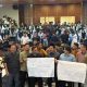 Sempat Dikabarkan Keluar Daerah, Bupati Mamuju Tenyata di Rujab, Massa Aksi : Kita Dibohongi