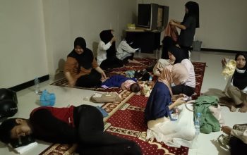 Tenaga Kontrak Bermalam di DPRD Mamuju