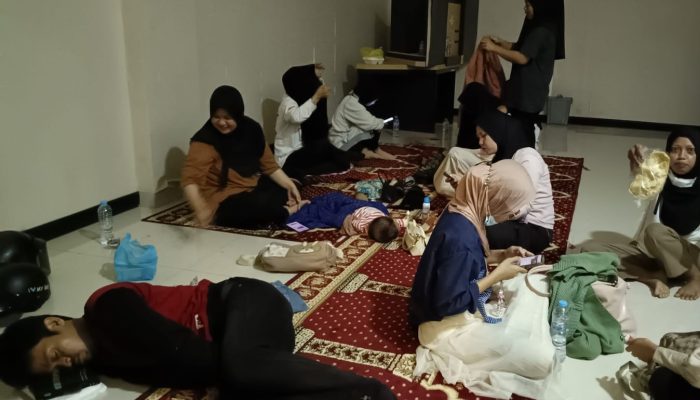 Demi Masuk Data PPPK Paruh Waktu, Guru dan Tenaga Kesehatan Honorer Bermalam di DPRD Mamuju